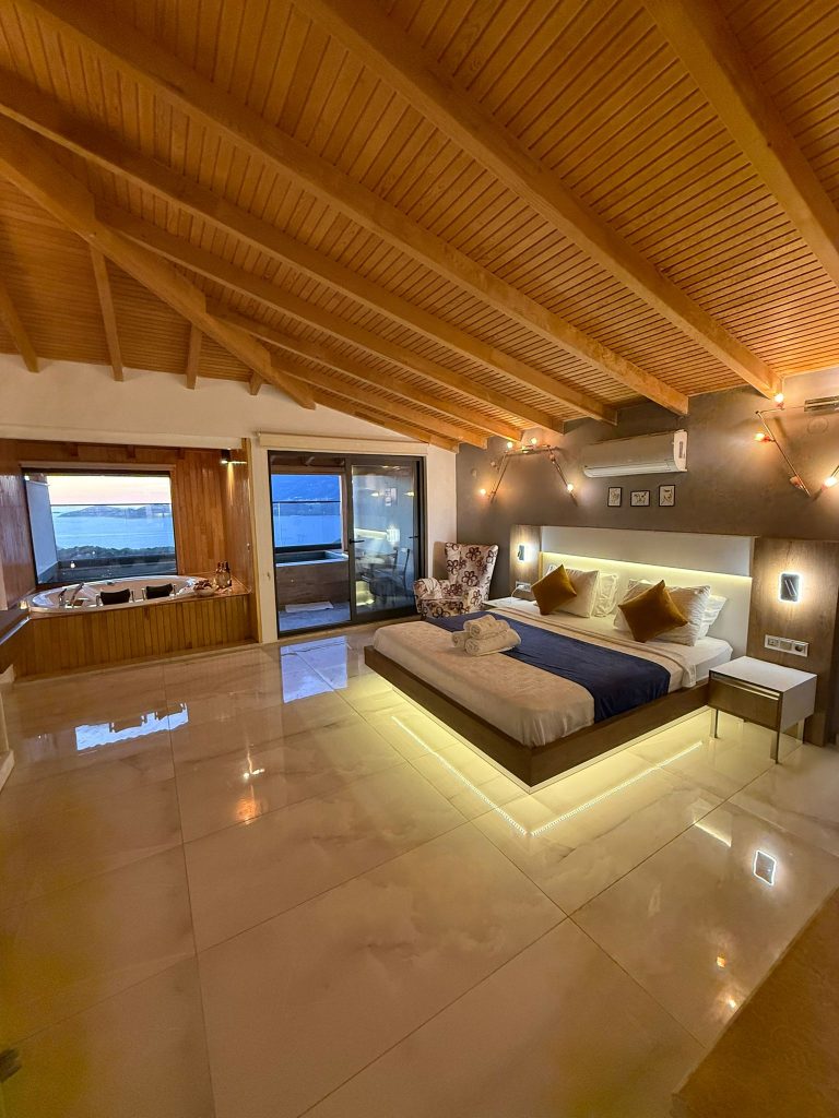 King Suit ( Havuzlu Jakuzili DENİZ MANZARALI )