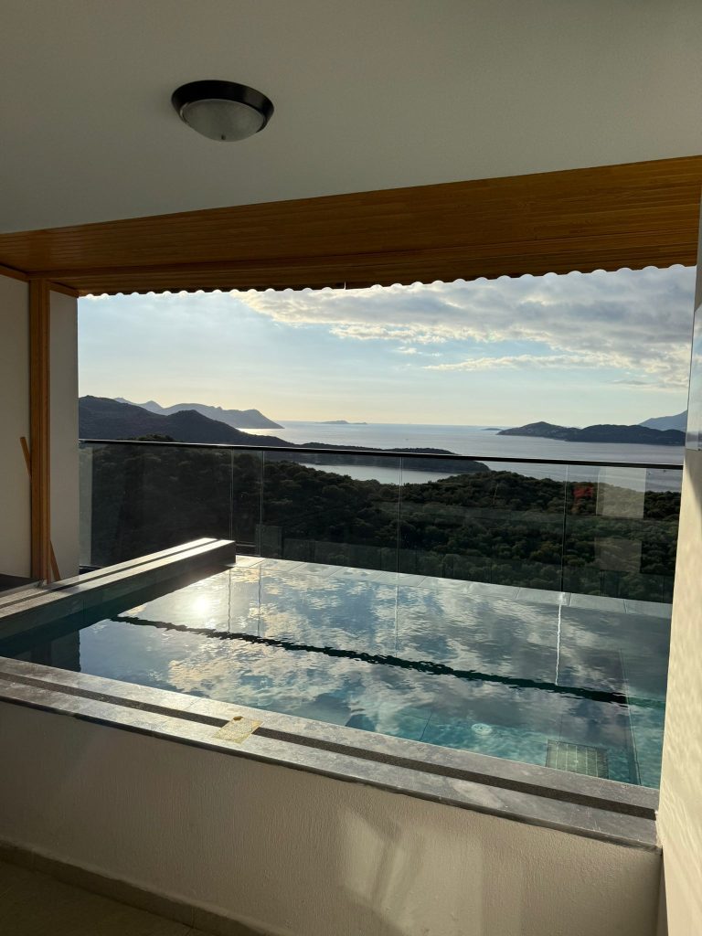 King Suit ( Havuzlu Jakuzili DENİZ MANZARALI )